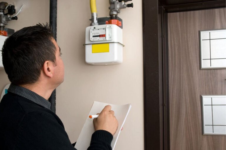 medidor de gas y factura en mano