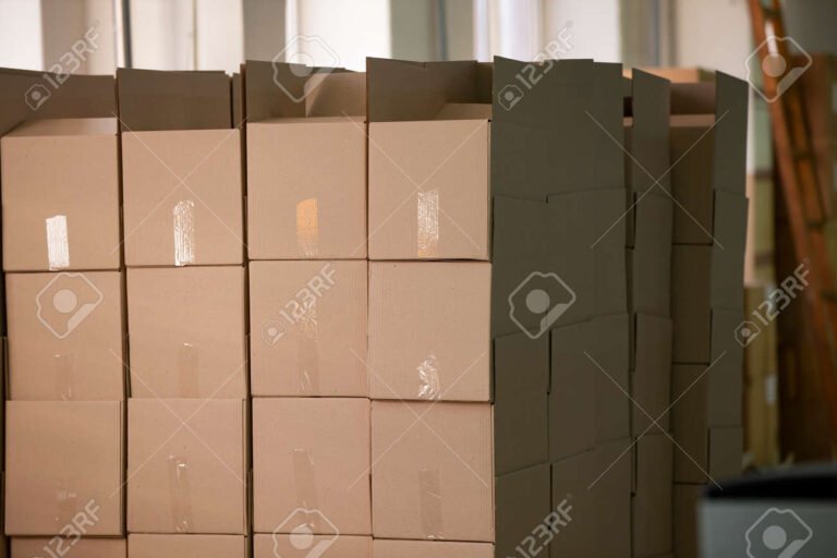 montones de cajas de carton apiladas
