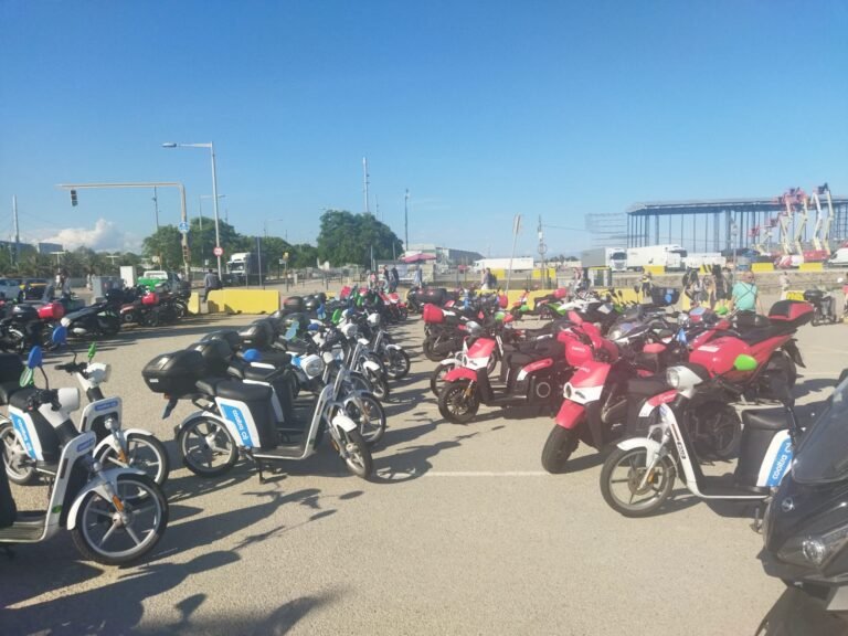 motos de alquiler estacionadas en ciudad playa