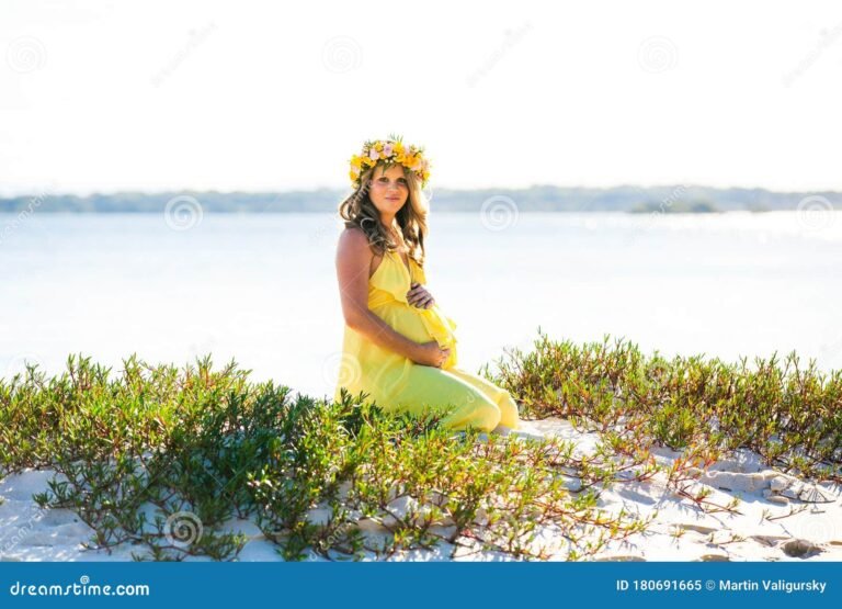 Cuándo y cómo cobro la asignación por embarazo en Argentina 11 mujer embarazada sonriente en parque soleado