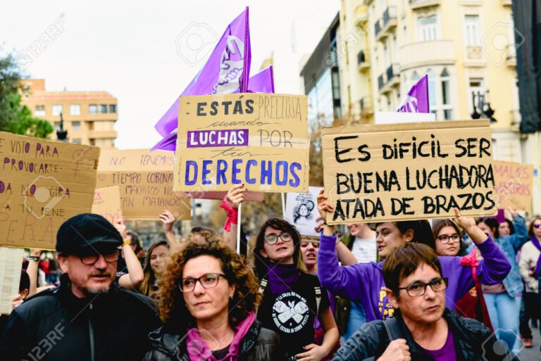 Qué pasó con la Ley Micaela y por qué es importante 8 mujeres marchando con pancartas por igualdad