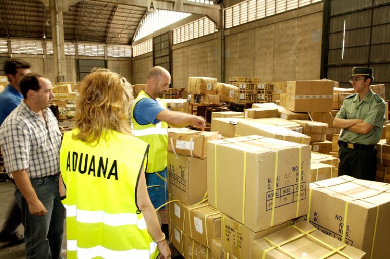 oficial de aduana inspeccionando paquete