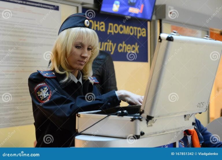 Cómo Consultar y Tramitar la Caja de Retiro para Policía Federal 18 oficial de policia revisando documentos oficiales
