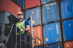 oficina aduanera con contenedores y trabajadores