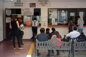 oficina civil con personas solicitando documentos