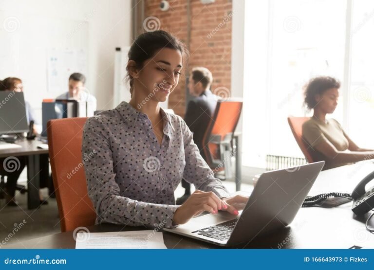 oficina de correo con empleados y clientes