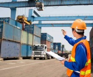 oficina de despachante de aduana trabajando