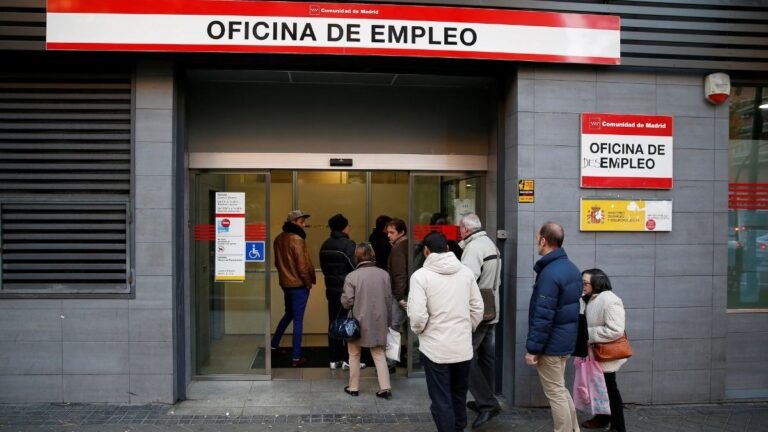 Cómo Encontrar Empleo Rápido en Bahía Blanca Guía Completa 25 oficina de empleo con personas buscando trabajo