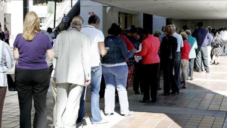 Cómo Acceder a Info Migraciones Gov Ar para Trámites Migratorios 14 oficina de migracion con personas en fila