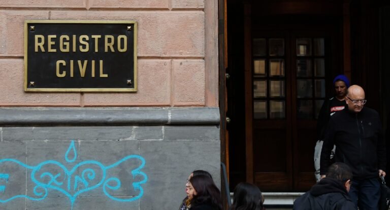 Cómo Obtener Un Certificado De Domicilio Sin DNI Si Sos Extranjero 19 oficina de registro civil con extranjeros asistiendo