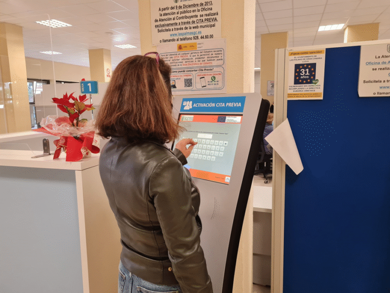 Cómo Consultar y Pagar la Deuda de Patente Municipal en Mar del Plata 20 oficina municipal con persona pagando factura