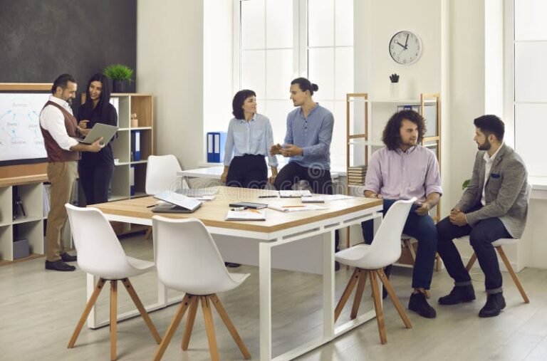 oficinas modernas con empleados trabajando juntos