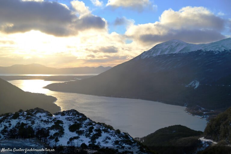 paisaje de ushuaia con montanas y lago