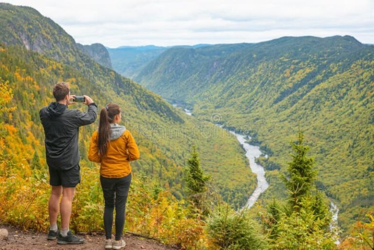 paisaje montanoso con senderistas y naturaleza