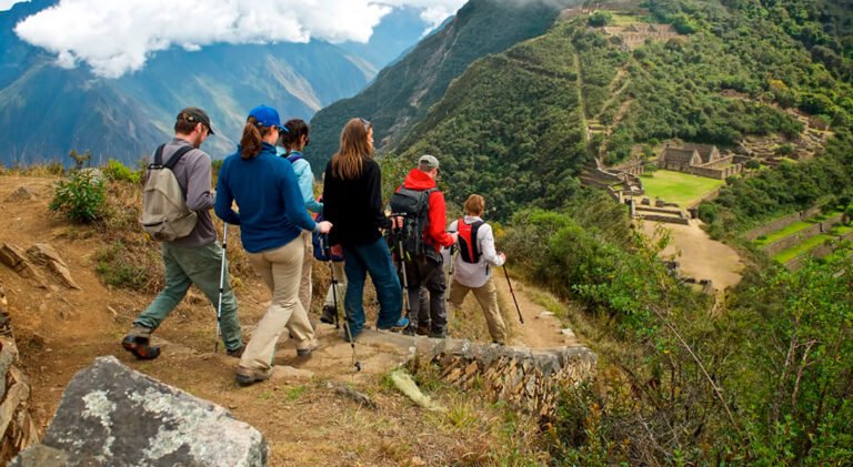 Qué Ofrece Tafí Del Valle Centro Para Turistas y Visitantes 23 paisaje montanoso con turistas explorando naturaleza