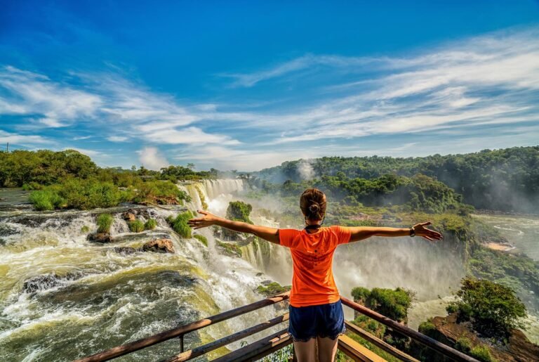 paisaje natural cataratas del iguazu y turistas