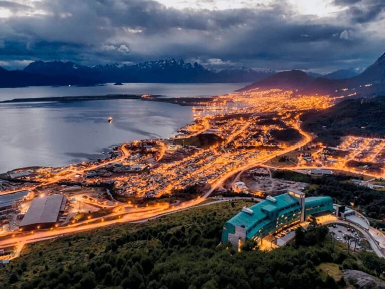 Cuántos días son ideales para disfrutar Ushuaia sin apuro 2 paisaje panoramico de ushuaia con montanas