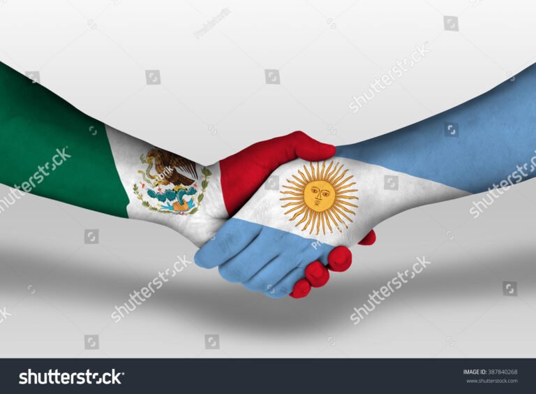 Cuánto Cuesta Enviar un Paquete a México desde Argentina 7 paquete en manos con bandera argentina y mexico