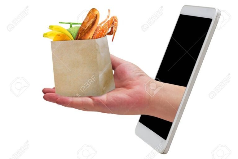 paquete en manos con telefono movil