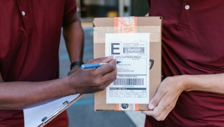 paquete en manos de repartidor argentino