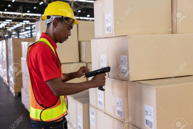 Cómo Hacer el Seguimiento de Envíos con Vía Cargo Fácilmente 8 paquete siendo escaneado en centro logistico