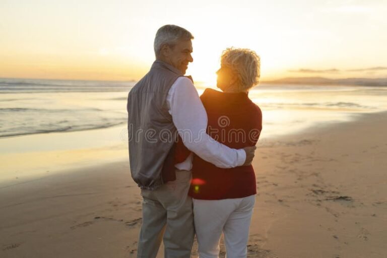 pareja mayor abrazandose al atardecer