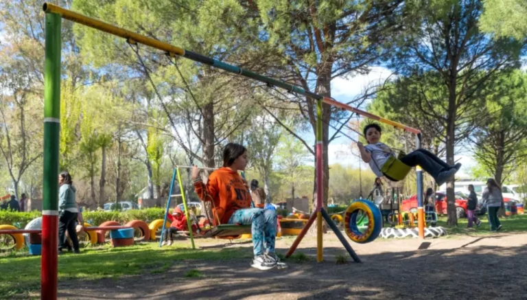 Qué actividades recreativas ofrece Lomas del Mirador en Río Colorado 28 parque recreativo con familias disfrutando outdoors