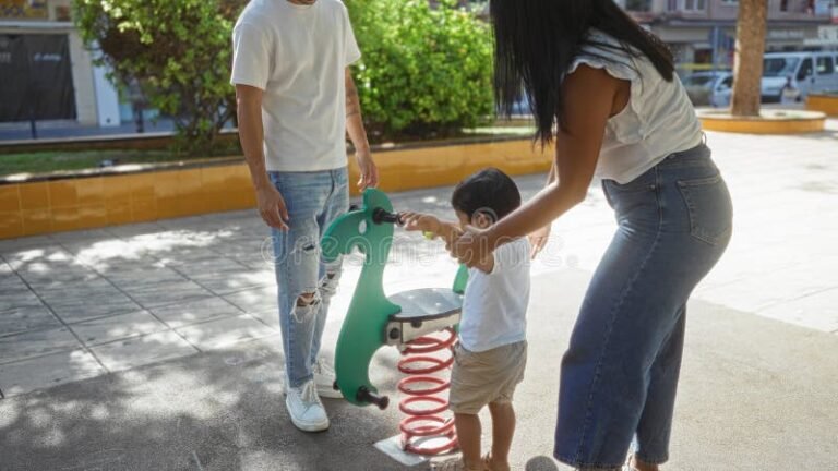parque urbano con familias disfrutando al aire libre