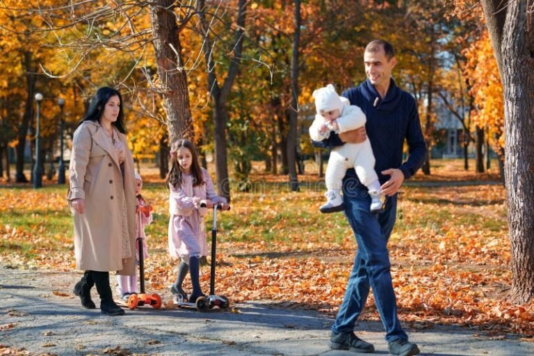 parque urbano con familias disfrutando naturaleza