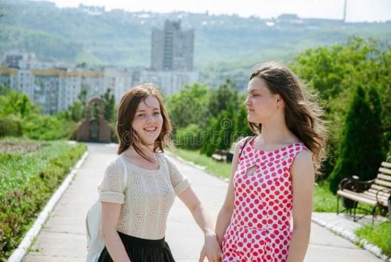 parque urbano con gente caminando alegremente