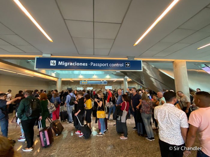 Cuánto tiempo antes hay que estar en Ezeiza para el vuelo internacional 19 pasajeros en fila en aeropuerto ezeiza