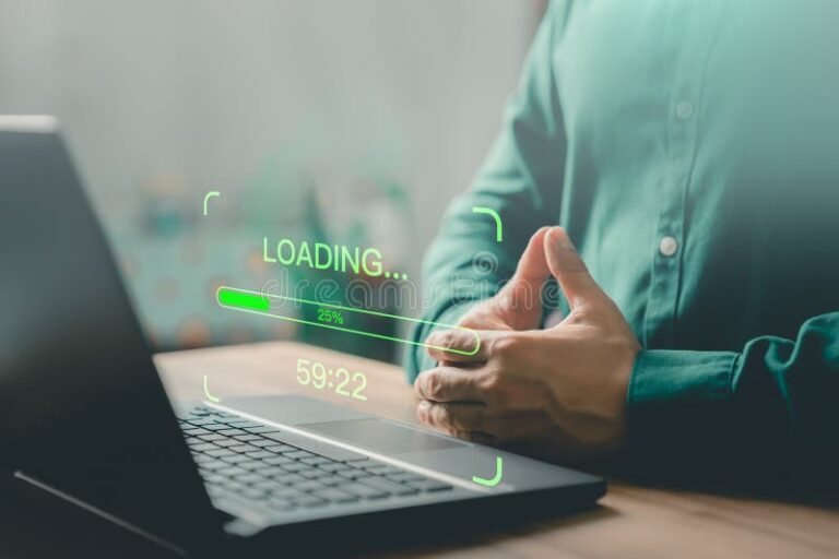 persona actualizando datos en computadora portatil