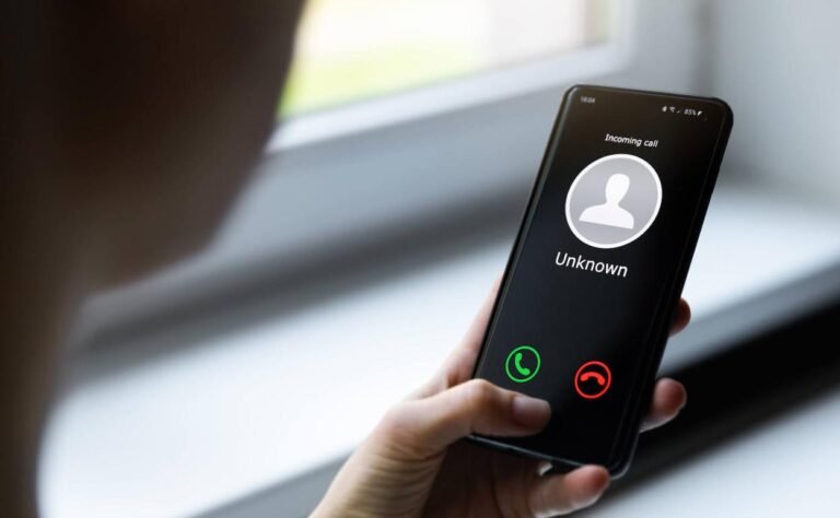 persona bloqueando llamada en telefono movil