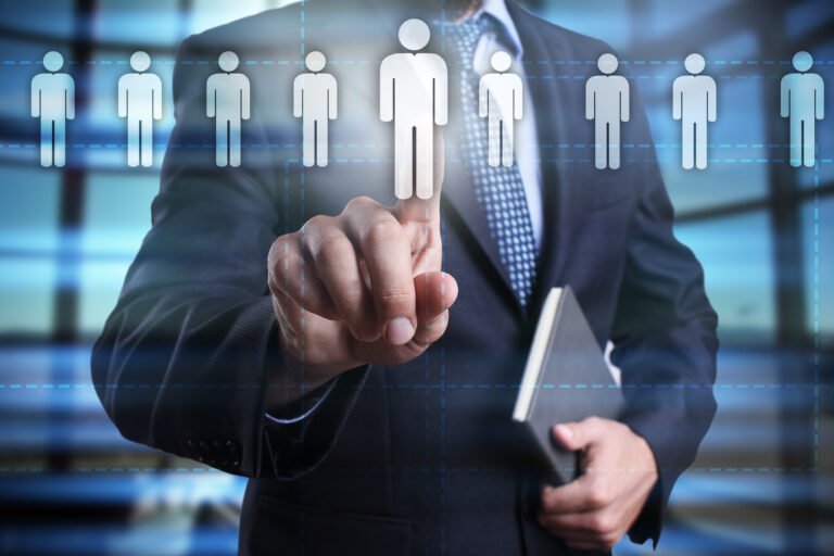 persona buscando empleo en bolsa de trabajo