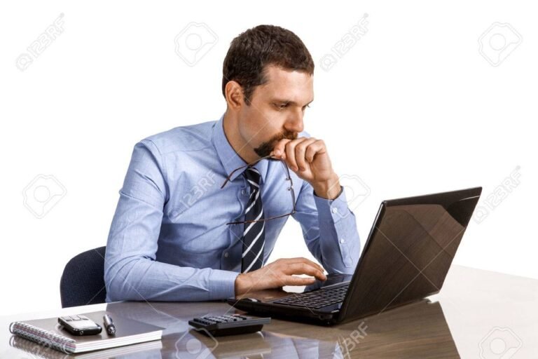 persona buscando en computadora portatil