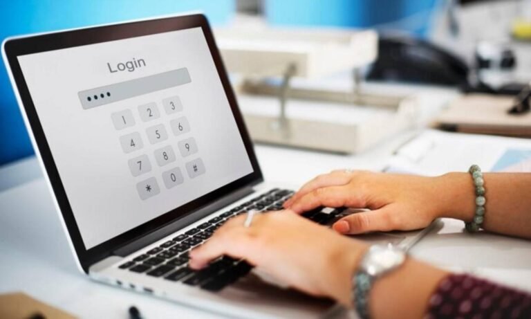 Cómo Cambiar Tu Contraseña en Mercado Pago Paso a Paso 6 persona cambiando contrasena en computadora portatil