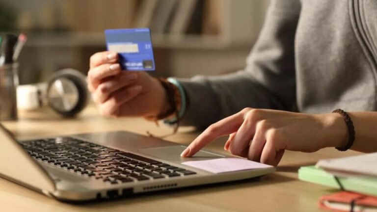 persona cancelando compra en computadora