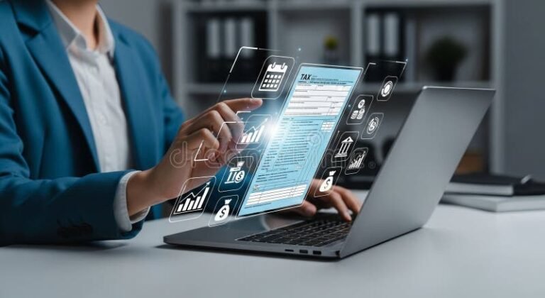 persona completando formulario con laptop