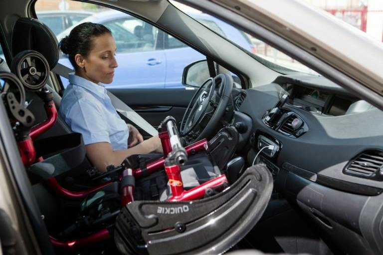 persona con discapacidad comprando un coche adaptado