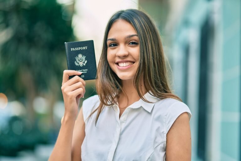 persona con discapacidad y pasaporte sonriente