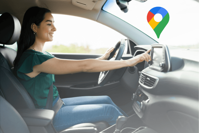 persona consultando mapa vial con asesor