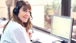 persona consultando turno en computadora