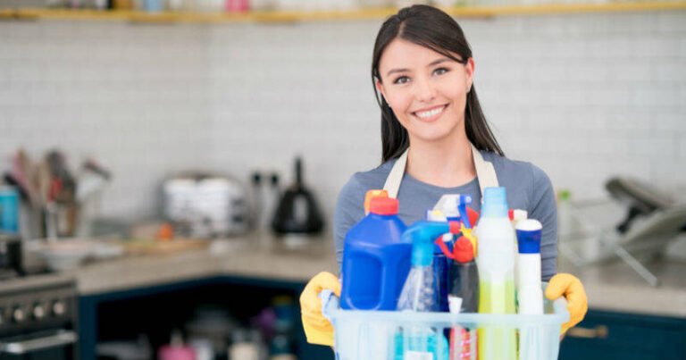Cómo Encontrar Servicio Doméstico Por Hora Confiable y Económico 22 persona contratando ayuda domestica en casa