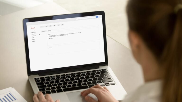 Cómo Crear Otro Correo Electrónico Fácilmente Paso a Paso 11 persona creando cuenta de correo electronico en laptop