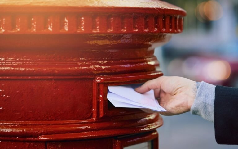 Cómo Enviar una Carta por Correo Argentino de Forma Fácil 4 persona depositando carta en buzon rojo