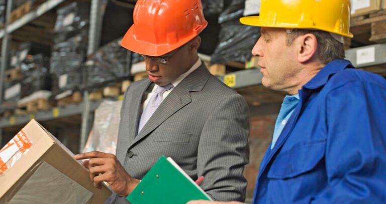 persona embalando paquete con etiquetas de envio