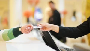 persona entregando documentos en oficina de dni