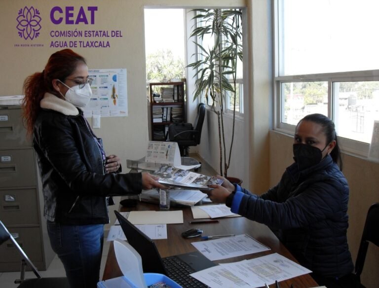 persona entregando documentos en oficina de gobierno