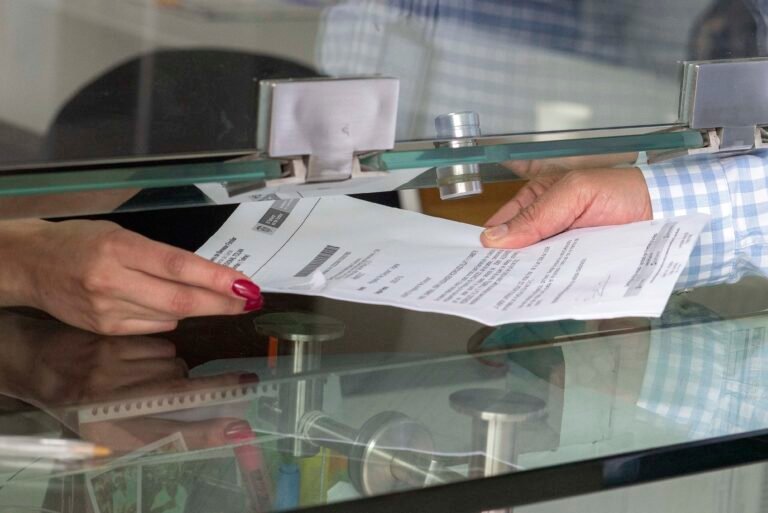 Cómo Tramitar Reclamos en Defensa al Consumidor en Merlo 15 persona entregando reclamo en oficina publica