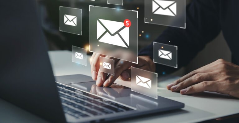 Cómo enviar el mismo correo a varios destinatarios sin errores 13 persona enviando correo multiple desde computadora